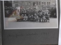 Skoledag med frikvarter utenfor Kjølberggate 22 (1941)