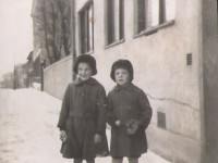 Laila og Walter utenfor Norderhovgata 32 (1944)