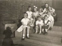 Ungene i gata på kirketrappa (1954)