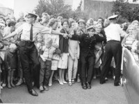 Politiet passet på folkemassene under Anne Lise og Knuts bryllup (1960)