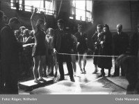 Kvinne i aksjon i Kampen Sportshall (1930)