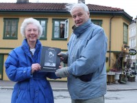 Karin Hansen og Lasse Solberg med kalenderen, mens Per Kristian Hansen står i vinduet (2010)